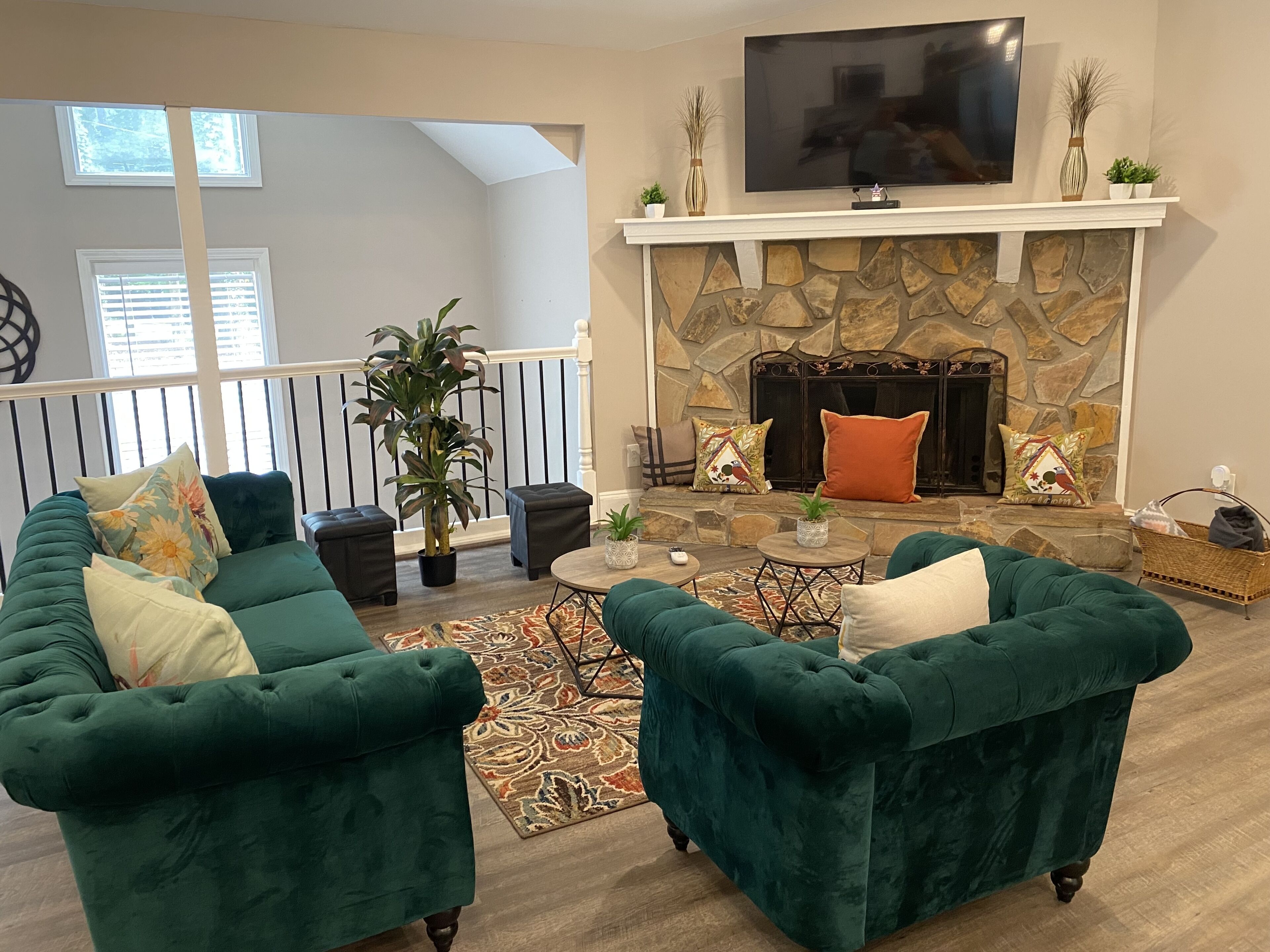 Smart-TV, peis, bordtennis og kontorer