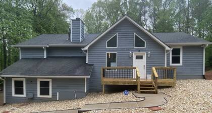 Upscale Home! 4 Min From Lake Allatoona!
18 Min from LakePointe Sports Complex!