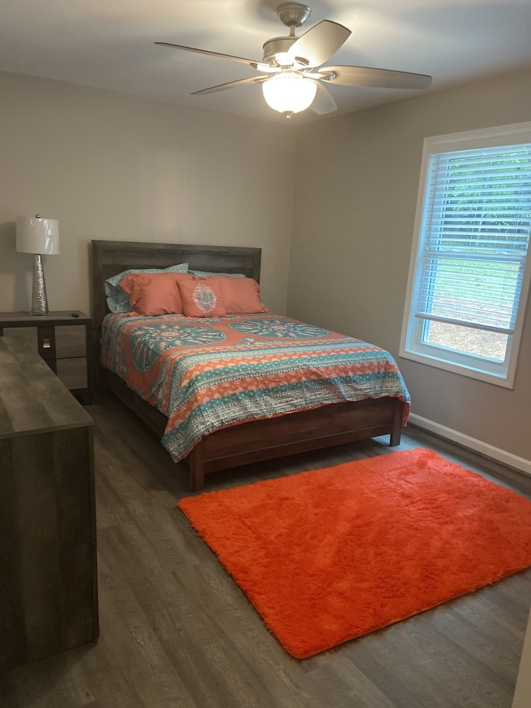 Upscale Home! 4 Min From Lake Allatoona! 18 Min from LakePointe Sports