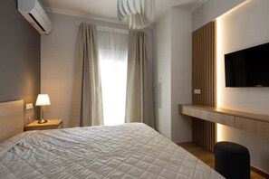 1 chambre, bureau, fer et planche à repasser, lit parapluie