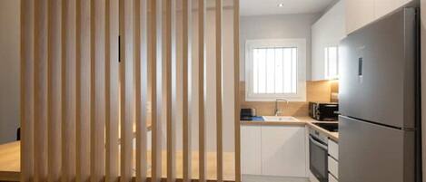 Réfrigérateur, micro-ondes, four, grille-pain