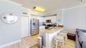 Refrigerador, microondas, horno y parrilla de estufa 