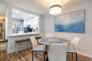 Dining - 61 Forest Gardens: Beautiful Villa, Walk to Beach, Bikes, Beach Chairs, Pool (Hilton Head Island)