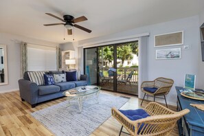 Smart TV - 61 Forest Gardens: Beautiful Villa, Walk to Beach, Bikes, Beach Chairs, Pool (Hilton Head Island)