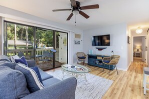 Smart TV - 61 Forest Gardens: Beautiful Villa, Walk to Beach, Bikes, Beach Chairs, Pool (Hilton Head Island)