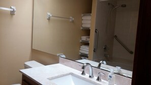 Secadora de cabello, toallas, jabón, papel de baño 