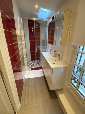 Dusche, Haartrockner, Handtücher, Seife