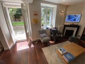 Smart TV, fireplace, DVD player, table tennis - Le Petit Versailles - Quiet house in the city center - Near the Palace (Versailles)