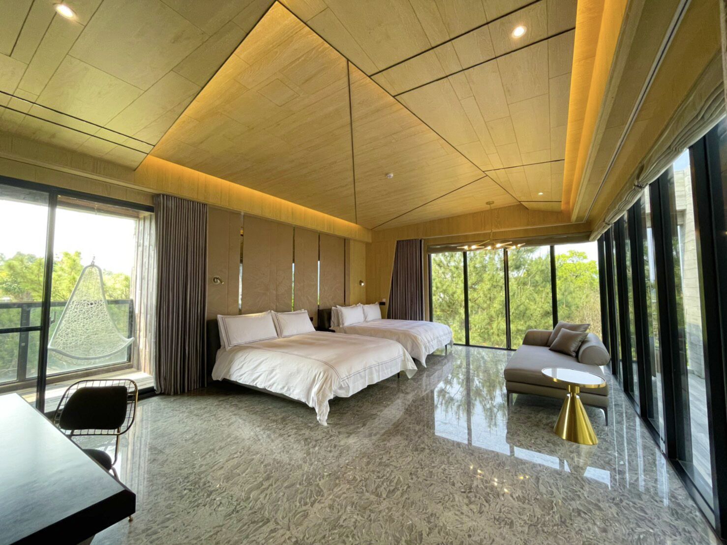 Une chambre moderne avec deux lits, un canapé et une table à manger.