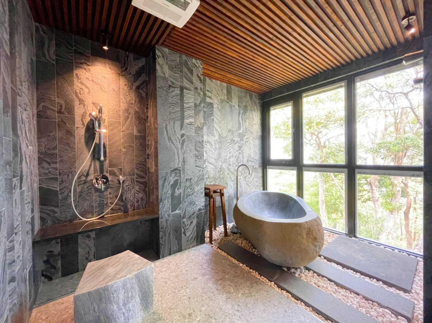 Royal Villa | Bathroom | Separate tub and shower, hair dryer, towels, shampoo