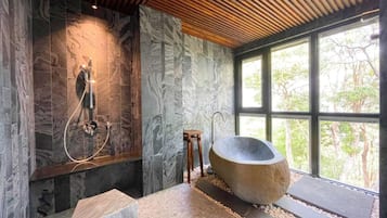 Royal Villa | Bathroom | Separate tub and shower, hair dryer, towels, shampoo