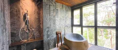 Royal Villa | Bathroom | Separate bathtub and shower, hair dryer, towels, shampoo