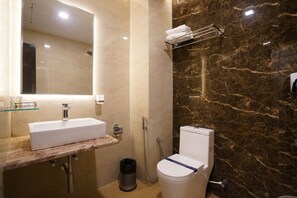 Superior Double Room | Bathroom | Shower, rainfall showerhead, hair dryer, towels - RAS RESIDENCY (Kumbakonam)