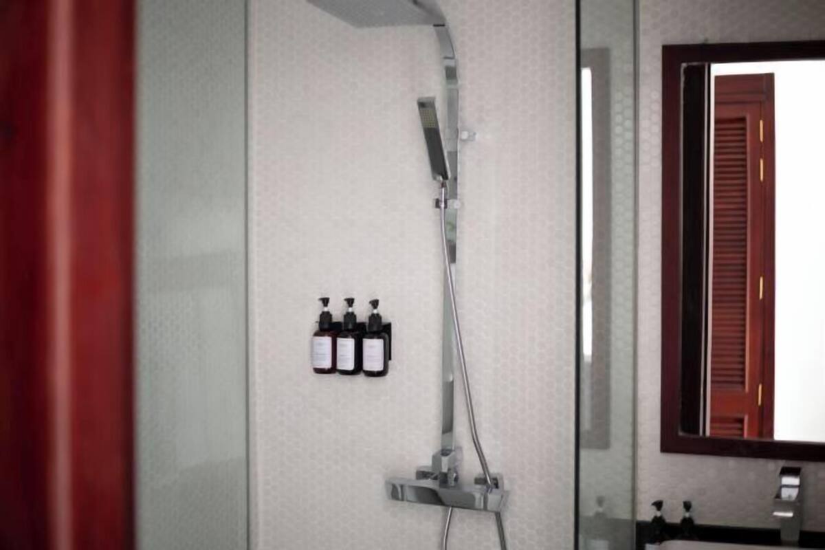 Banheiro | Secador de cabelo, roupões de banho, chinelos, toalhas de banho