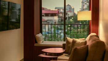 城市开间套房, 城市景观 (Suite room with city view) | 笔记本电脑工作区、遮光窗帘、熨斗/熨板、免费 WiFi