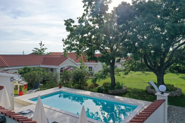 Una piscina al aire libre, una piscina climatizada