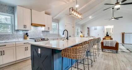 Tanglewood Farmhouse / Lake Texoma 800ft / Sleeps 14 / GameRoom + Resort Access