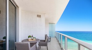 Outdoor dining - Rooftop Pool –Oceanview Balcony| Beachfront Resort (Hollywood)