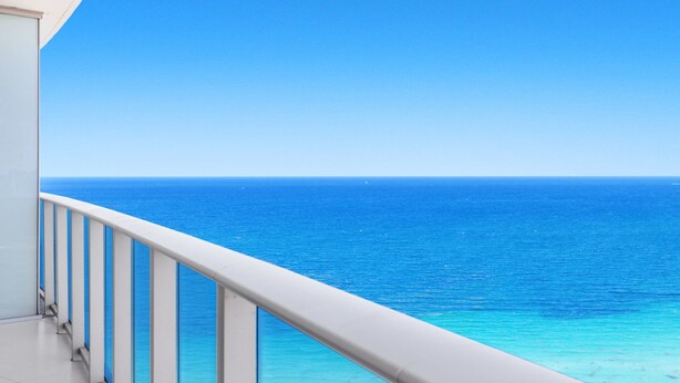 A balcony with a clear view of the ocean. - Rooftop Pool –Oceanview Balcony| Beachfront Resort (Hollywood)