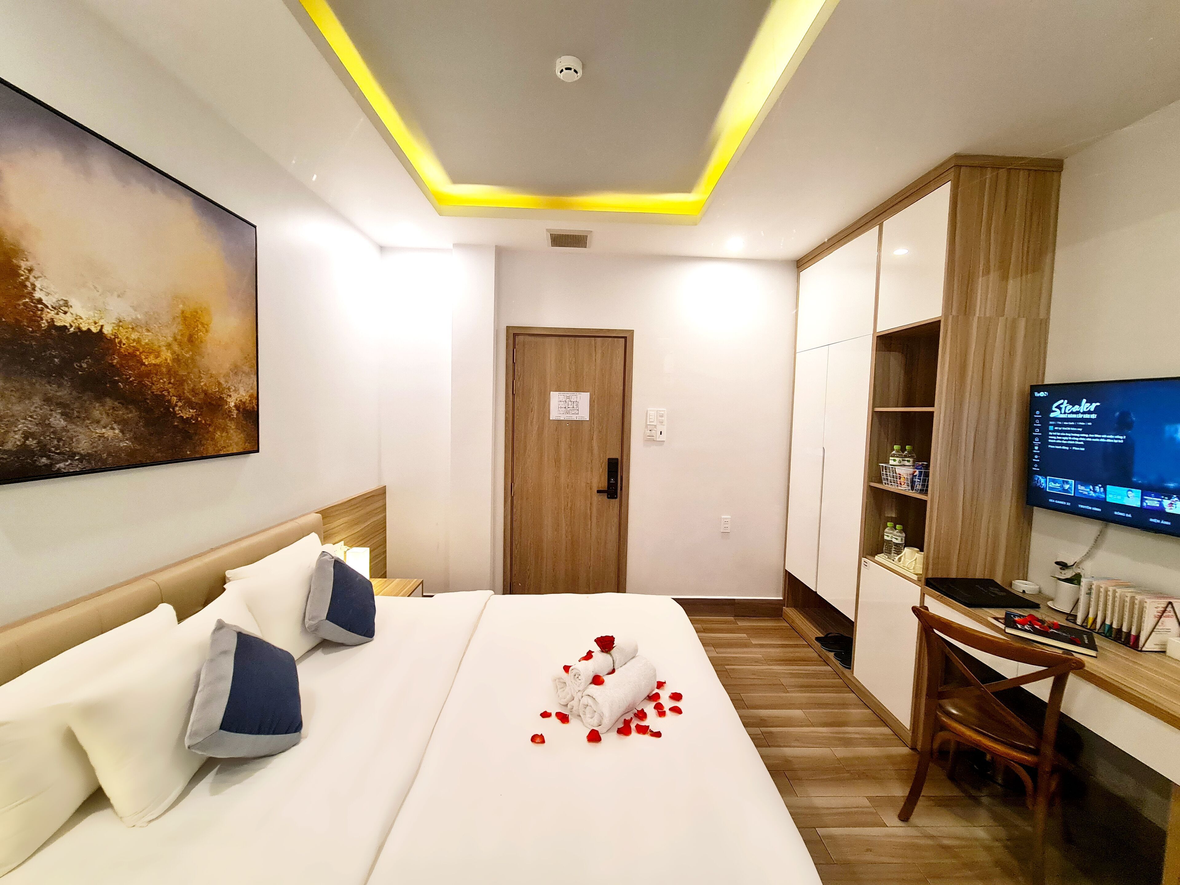 Desk, free WiFi, bed sheets