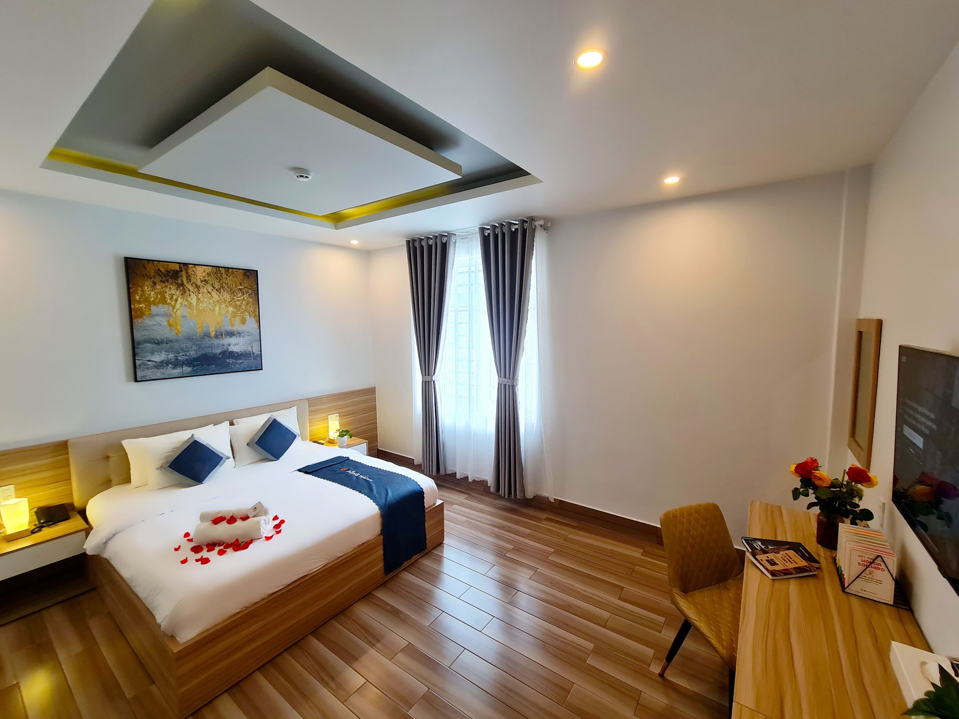 Desk, free WiFi, bed sheets