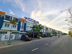 Vista frontal de la propiedad