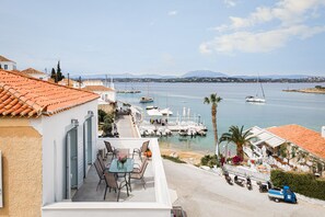 Ein Küsteneigentum mit Terrasse mit Blick auf eine Marina, mit Booten und freiem Meerblick.