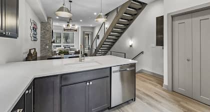 58b 2br 3ba 2 Bedroom Townhouse by RedAwning