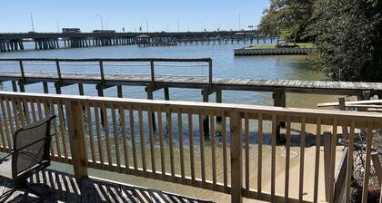 The Boat House - Water Front, Wifi, Pet Friendly 1 Bedroom Home by RedAwning