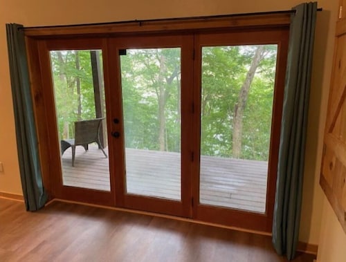 Real Log Cabin with lake view and minutes from 3 plus boat ramps!!!!