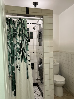 Studio | Bathroom | Towels, shampoo, toilet paper - Boat House Studio - Water Front Pets Wifi Smart Tv Apts by RedAwning (Norfolk)