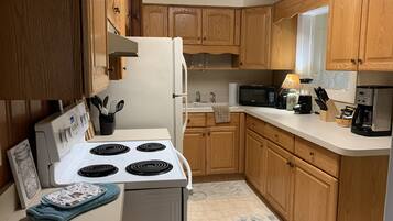 House, 2 Bedrooms | Private kitchen | Fridge, oven, coffee/tea maker