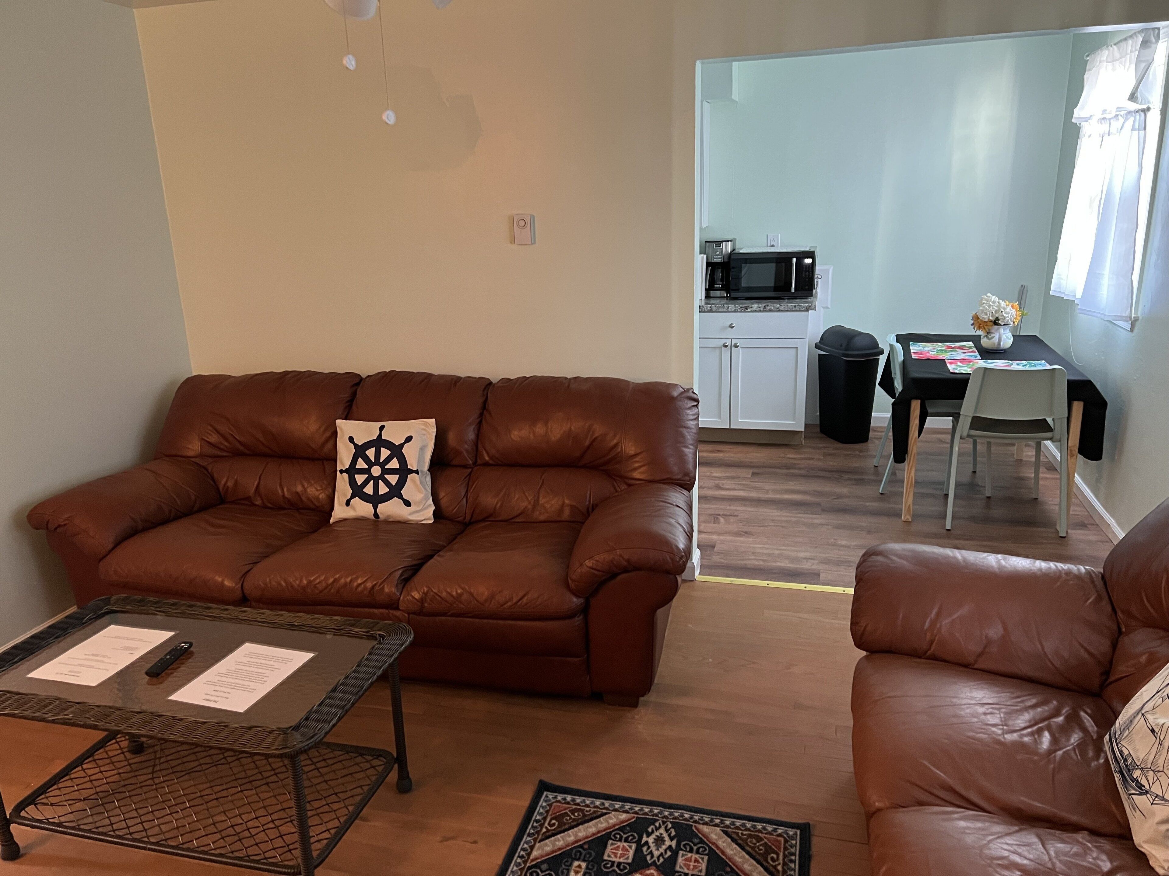 Apartment, 2 Bedrooms | Ruang tamu | TV Pintar 