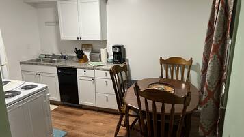 Apartemen, 2 kamar tidur | Dapur pribadi | Lemari es, oven, mesin pembuat kopi/teh, dan pemanggang roti