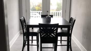 Cottage, 4 kamar tidur | Tempat makan