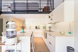 Refrigerador, microondas, parrilla de estufa y cafetera y tetera