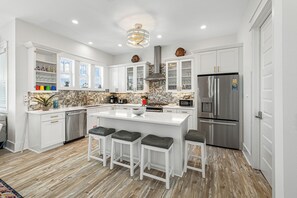 Fridge, microwave, oven, stovetop - Shell Yea: 5 Bedroom Beach View Home in the Plantation- Sleeps 10, Private Pool (St. George Island)