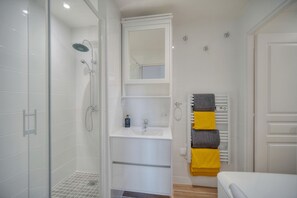 Haartrockner, Handtücher, Seife, Shampoo