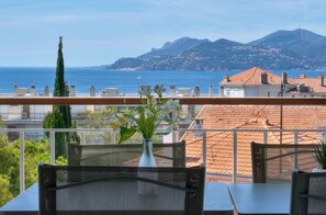 Outdoor dining - Sea View. Near Beach. 3 Bedrooms. Terrace. Aircon (Cannes)