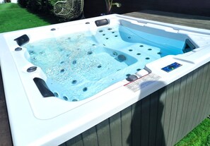 مغطس سبا خارجي