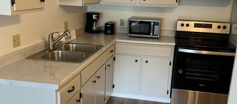 Walk to Cruise Boat 2min, brewery, parks, & restaurants Downtown Apartment