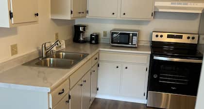 Walk to Cruise Boat 2min, brewery, parks, & restaurants Downtown Apartment