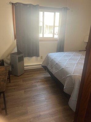 2 bedrooms, free WiFi, bed sheets - Walk to Cruise Boat 2min, brewery, parks, & restaurants Downtown Apartment (Munising)