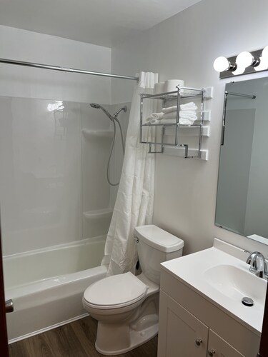 Walk to Cruise Boat 2min, brewery, parks, & restaurants Downtown Apartment
