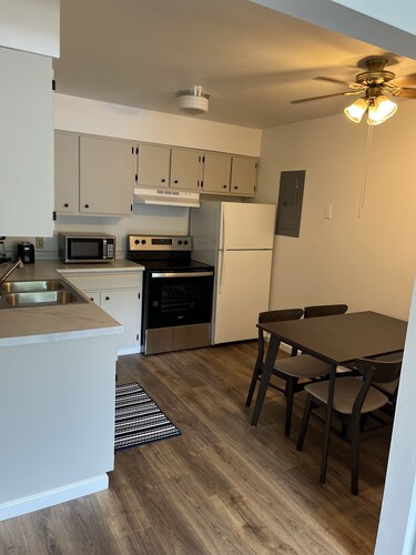 Walk to Cruise Boat 2min, brewery, parks, & restaurants Downtown Apartment