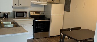 Walk to Cruise Boat 2min, brewery, parks, & restaurants Downtown Apartment