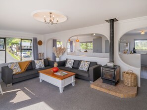 Living area - Opito Sea'scape - Opito Bay Holiday Home (Opito Bay)