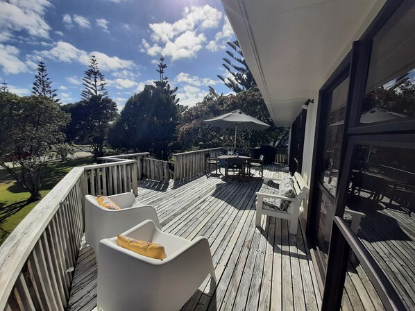Outdoor dining - Opito Sea'scape - Opito Bay Holiday Home (Opito Bay)