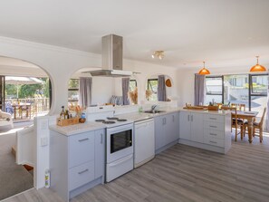 Fridge, microwave, dishwasher, coffee/tea maker - Opito Sea'scape - Opito Bay Holiday Home (Opito Bay)