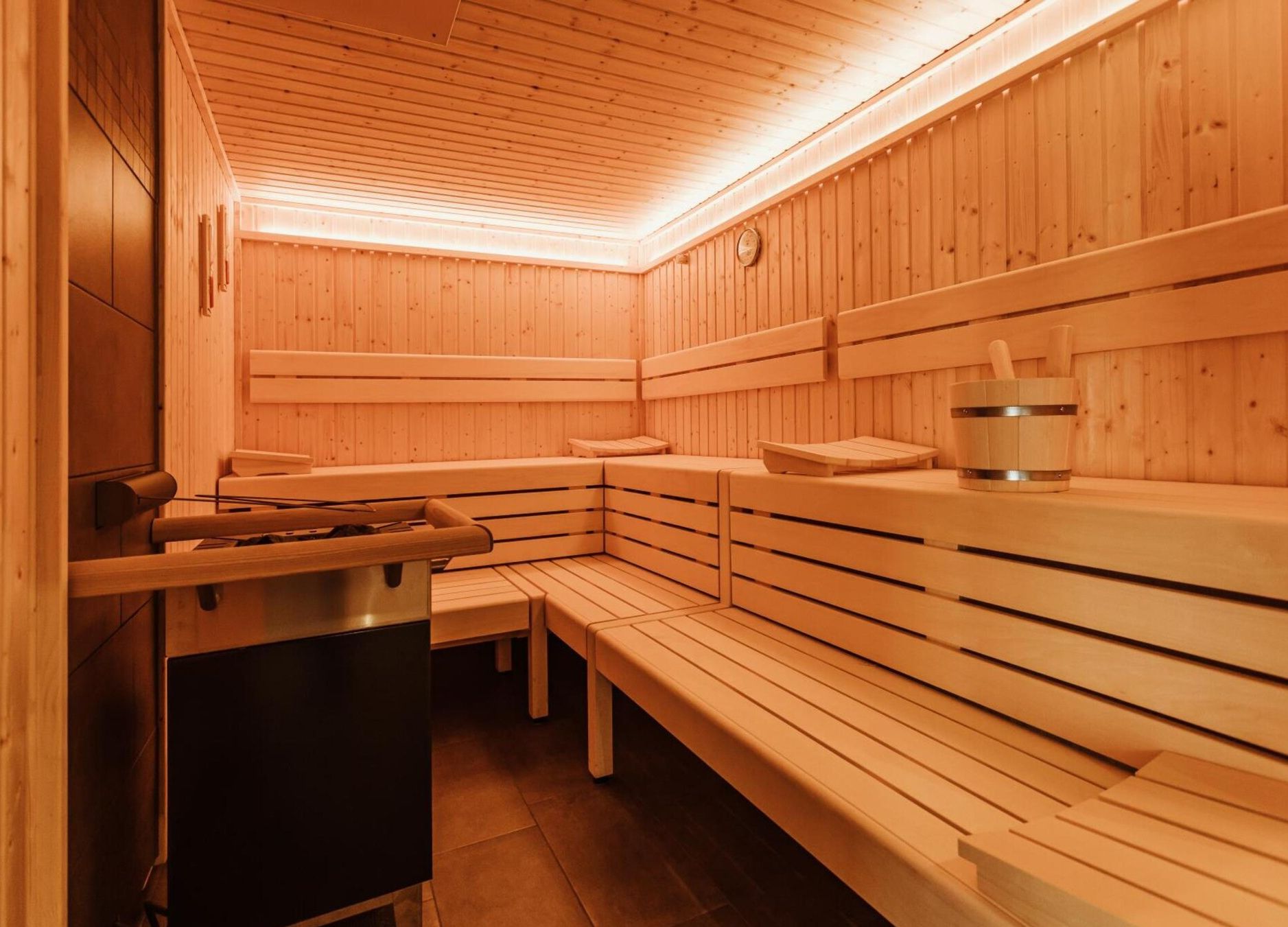 Una sauna con bancos de madera y pared de madera.